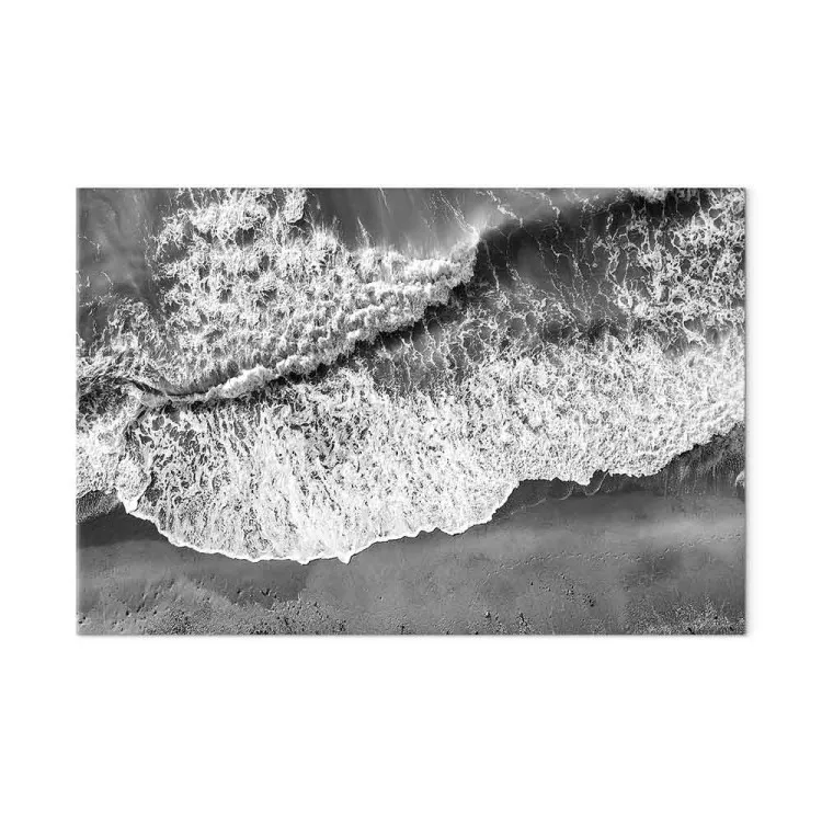 Ocean shore - fotografia a preto e branco das ondas atingindo a praia