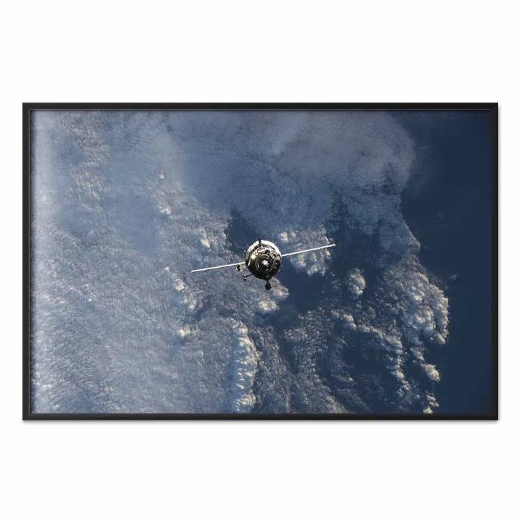 Planeta Azul - satélite espacial acima da Terra contra o pano de fundo do céu e nuvens