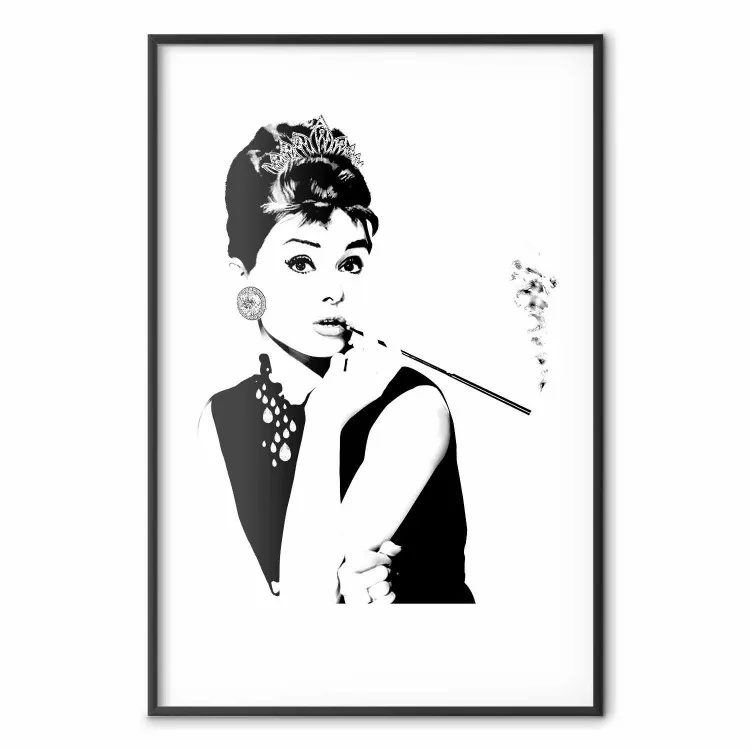 Audrey - retrato em preto e branco de uma mulher fumando cachimbo em um fundo claro
