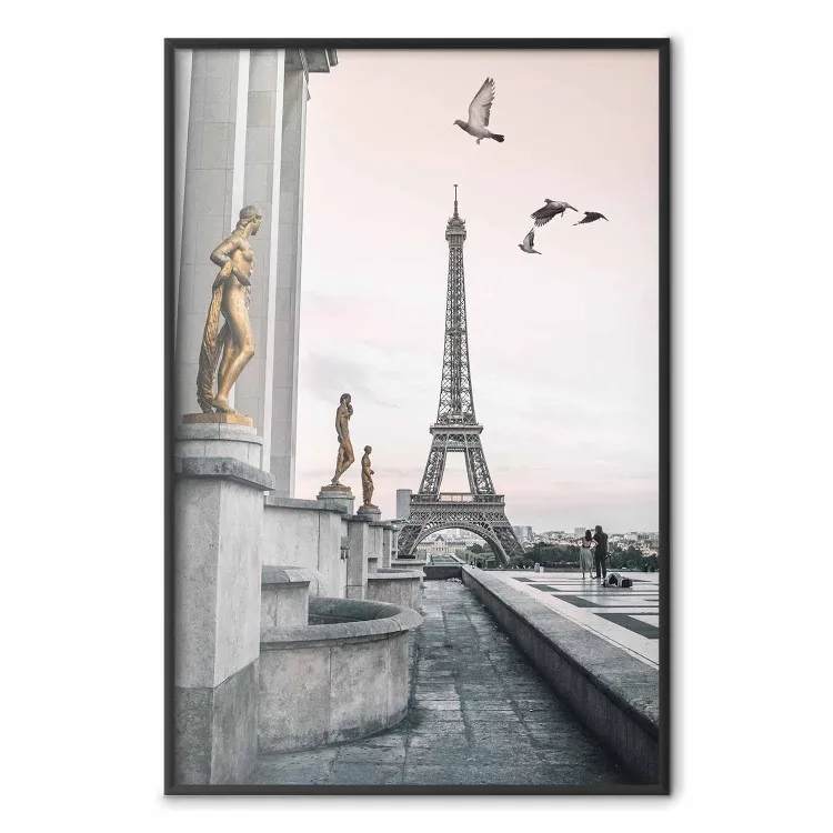 Voo para a Liberdade - estrutura com esculturas douradas contra o fundo da Torre Eiffel