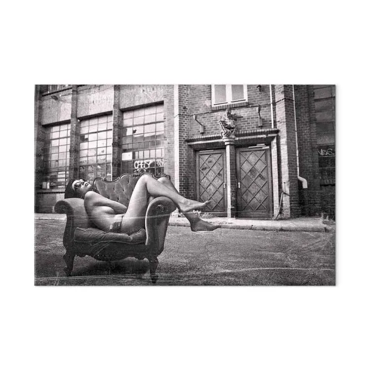 Mulher numa poltrona - fotografia a preto e branco em estilo glamour