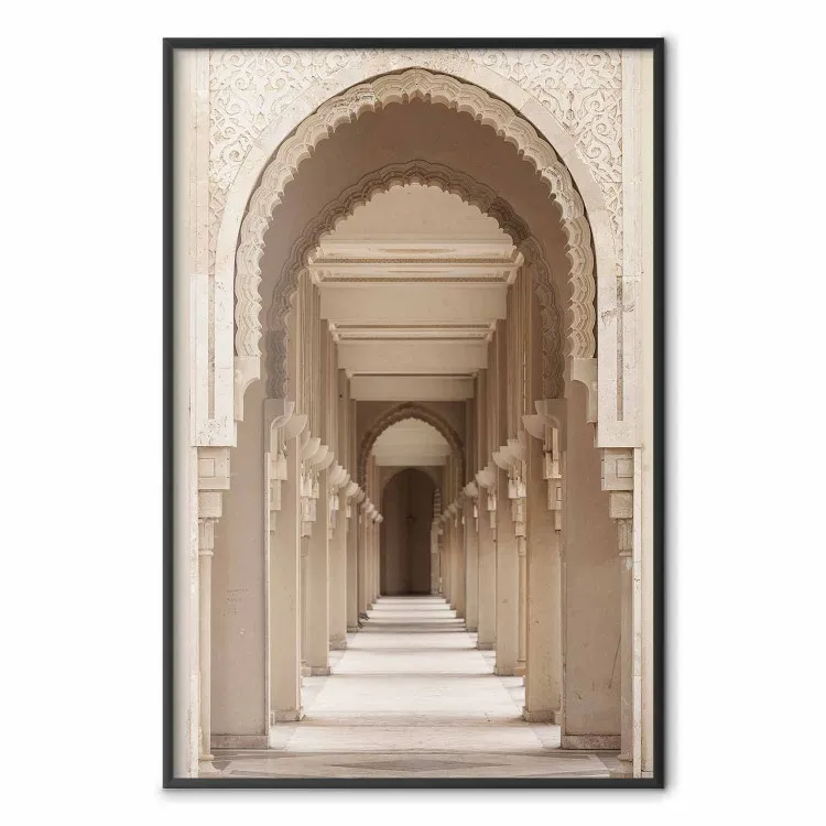 Arcos Orientais - arquitetura de corredor brilhante entre colunas em Marrocos
