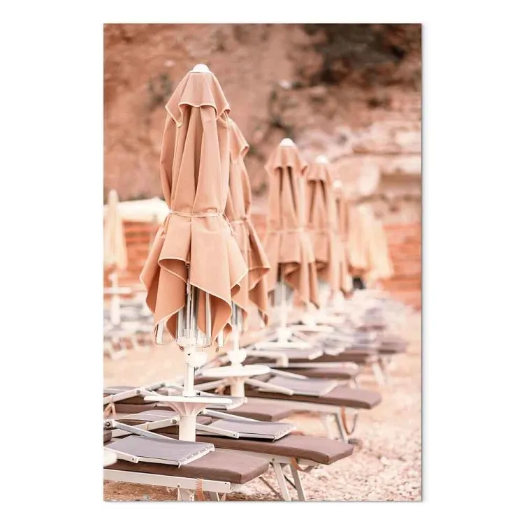 Seaside resort - paisagem com praia de calhau e guarda-sóis