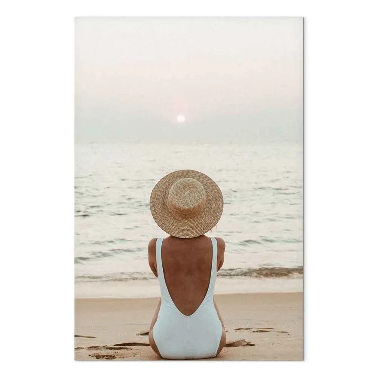 Mulher com chapéu na praia - paisagem marítima com pôr-do-sol