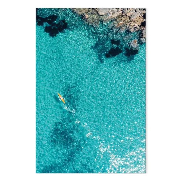 Água azul - paisagem marítima com água transparente e canoa amarela