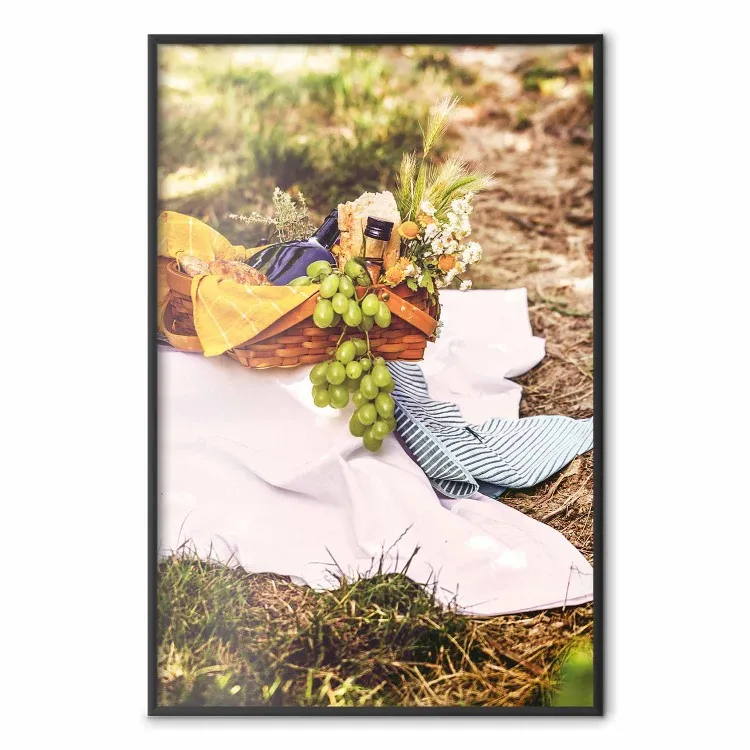 Piquenique - composição com frutas verdes em uma cesta de vime em um cenário natural