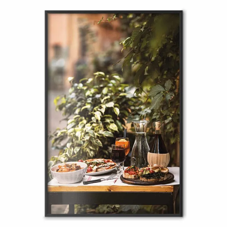 Sesta - composição com vinho e comida italiana em meio a plantas verdes