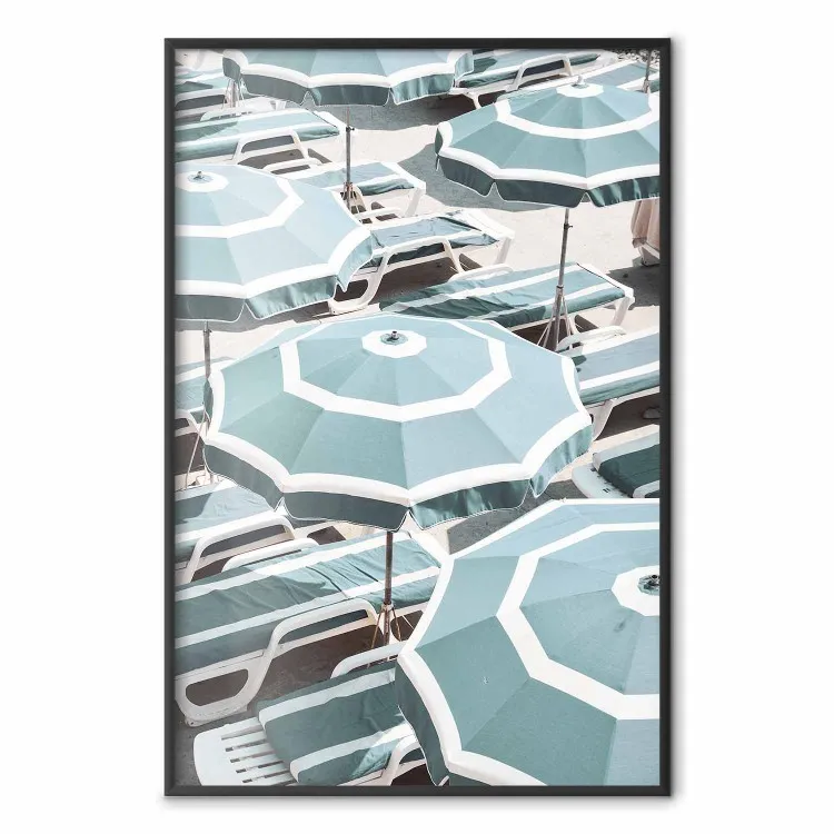 Guarda-Sóis Turquesa - paisagem de verão de uma praia de areia cheia de espreguiçadeiras