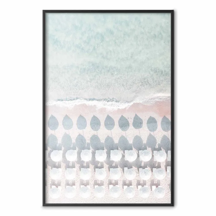 Praia na Sardenha - vista aérea do mar azul e guarda-sóis de praia