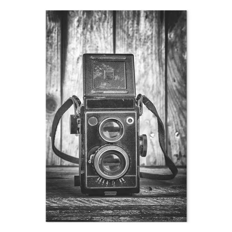 Máquina fotográfica antiga - retro a preto e branco com tábua no fundo