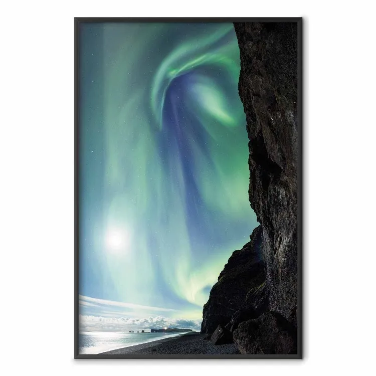 Maravilha da Natureza - aurora boreal pitoresca no céu em meio a penhascos imponentes