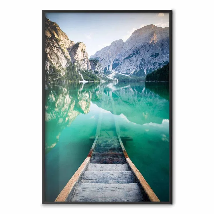 Início da Aventura - paisagem de um lago azul contra montanhas altas