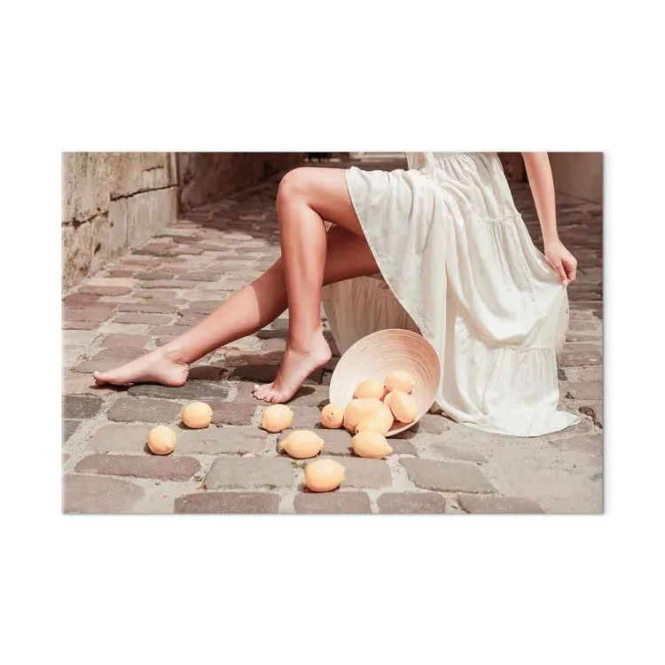 Limões ao Sol (1 peça) - pernas de mulher e frutas deitadas na rua