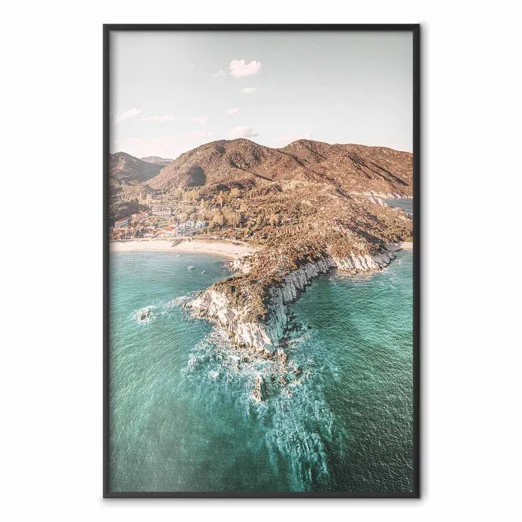Falésia turquesa - paisagem de uma costa solarenga com montanhas, praia e mar