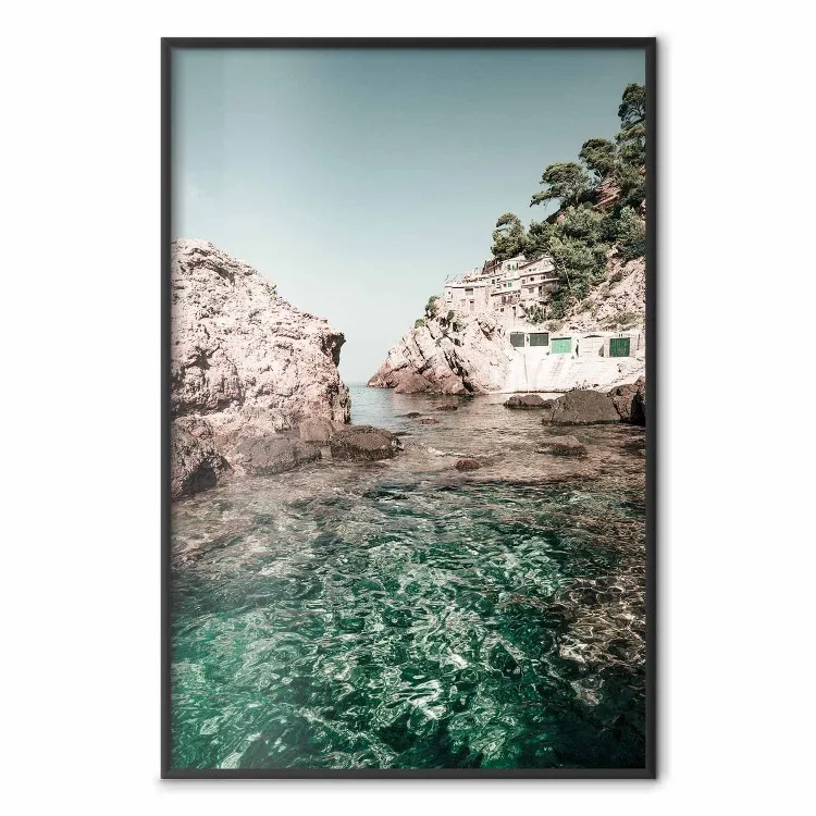 As rochas das Ilhas Baleares - paisagem marítima com casas ao fundo