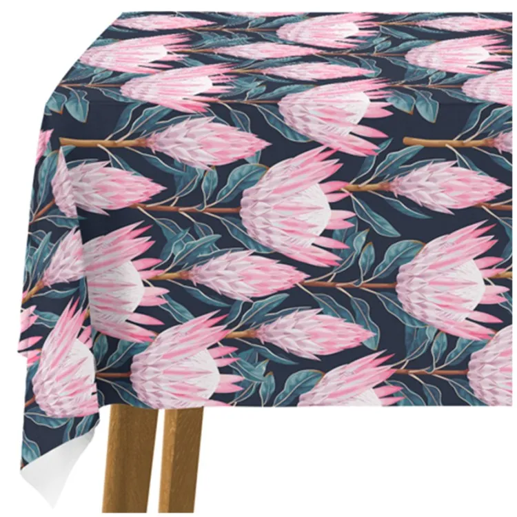 Botões extravagantes - composição com flores cor-de-rosa sobre um fundo escuro