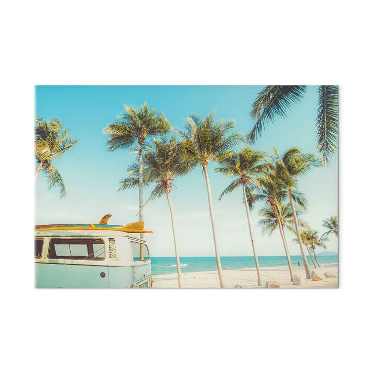 Surf camping - carrinha com pranchas numa praia tropical