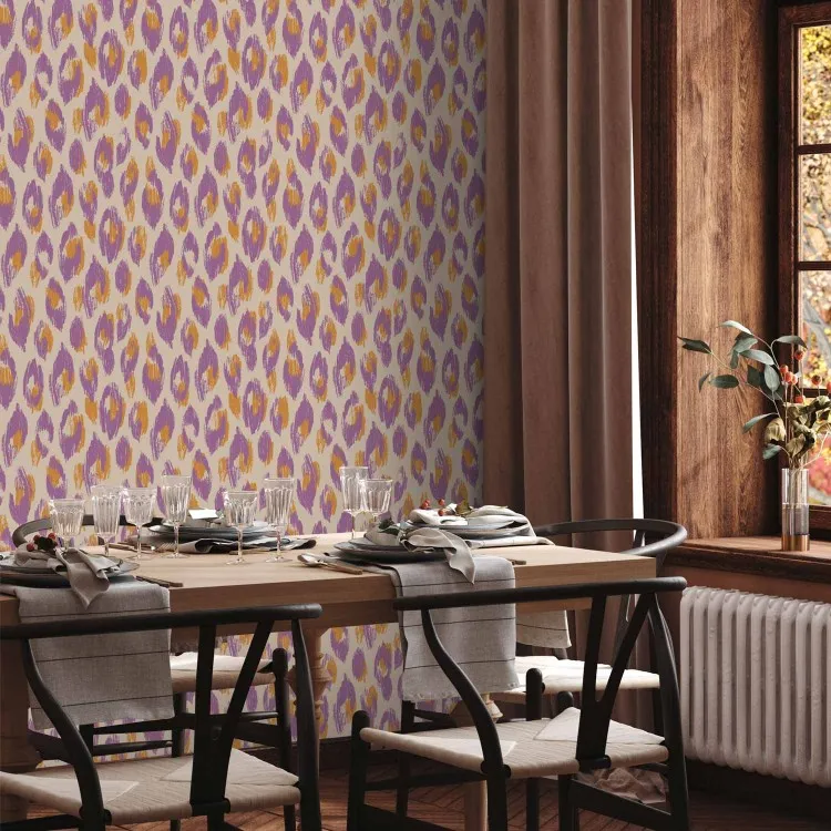 Manchas pintadas - pinceladas dinâmicas em tons de roxo e dourado sobre um fundo